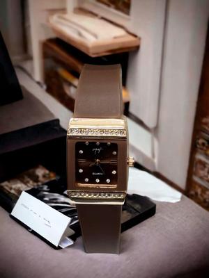 Stylish Women’s Quartz Watch for Daily Wear Kyveri